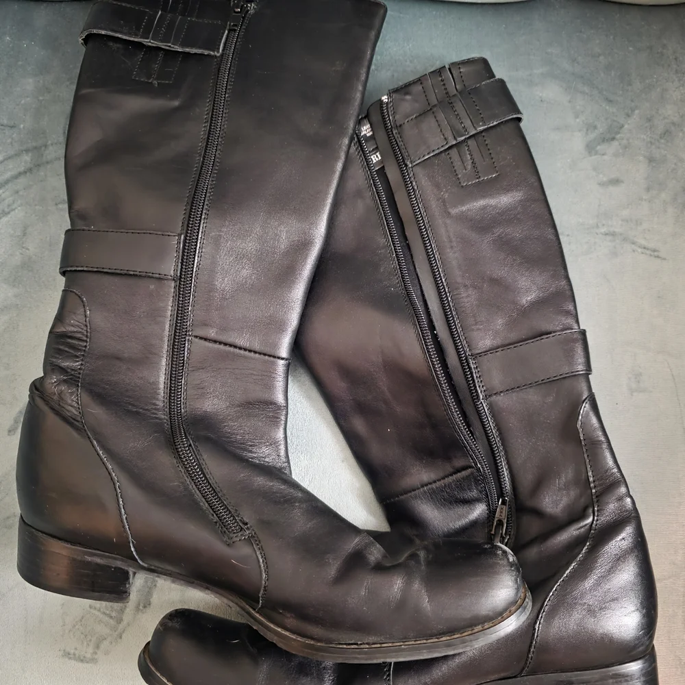 Women's Black Leather Knee-High Boots - Picture 1 of 3